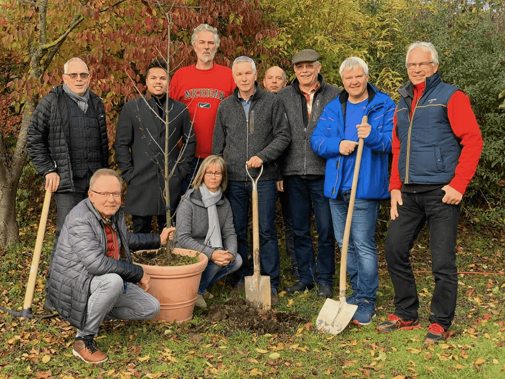 Mitglieder des WOHNmobil für Klimaschutz e.V. bei einer Baumpflanzaktion.