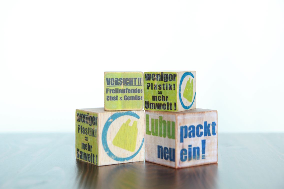 Drei Würfel zeigen das Logo der Initiative "Ludwigsburg packt neu ein".