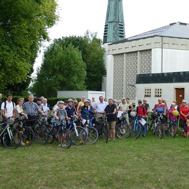 Bürgerinnen und Bürger von Neuburg an der Donau sitzen auf Fahrrädern auf einer Wiese im Zentrum